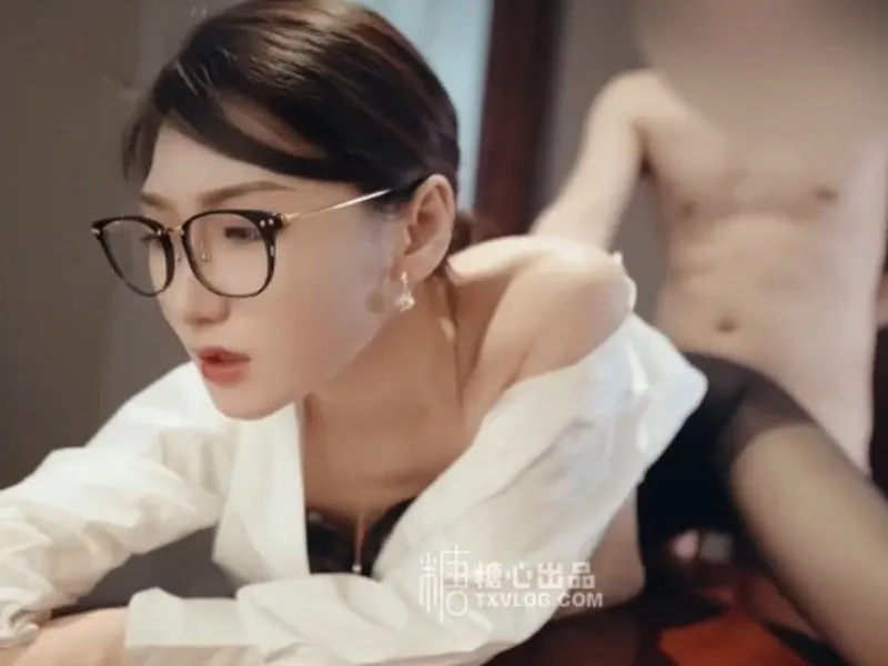 Vào phòng riêng được tiền bối nữ nứng liếm cò cho