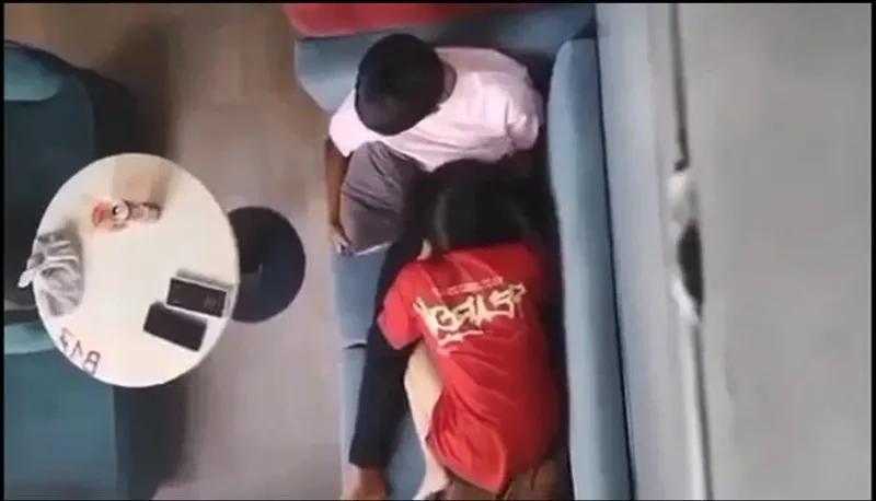 Quay lén bồ bú liếm cho cô bạn gái nơi công cộng